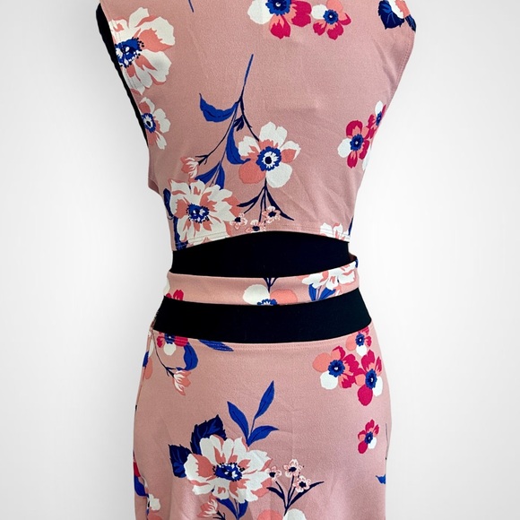 Large - fits like Medium - Bodycon Floral Dress - Picture 2 of 3